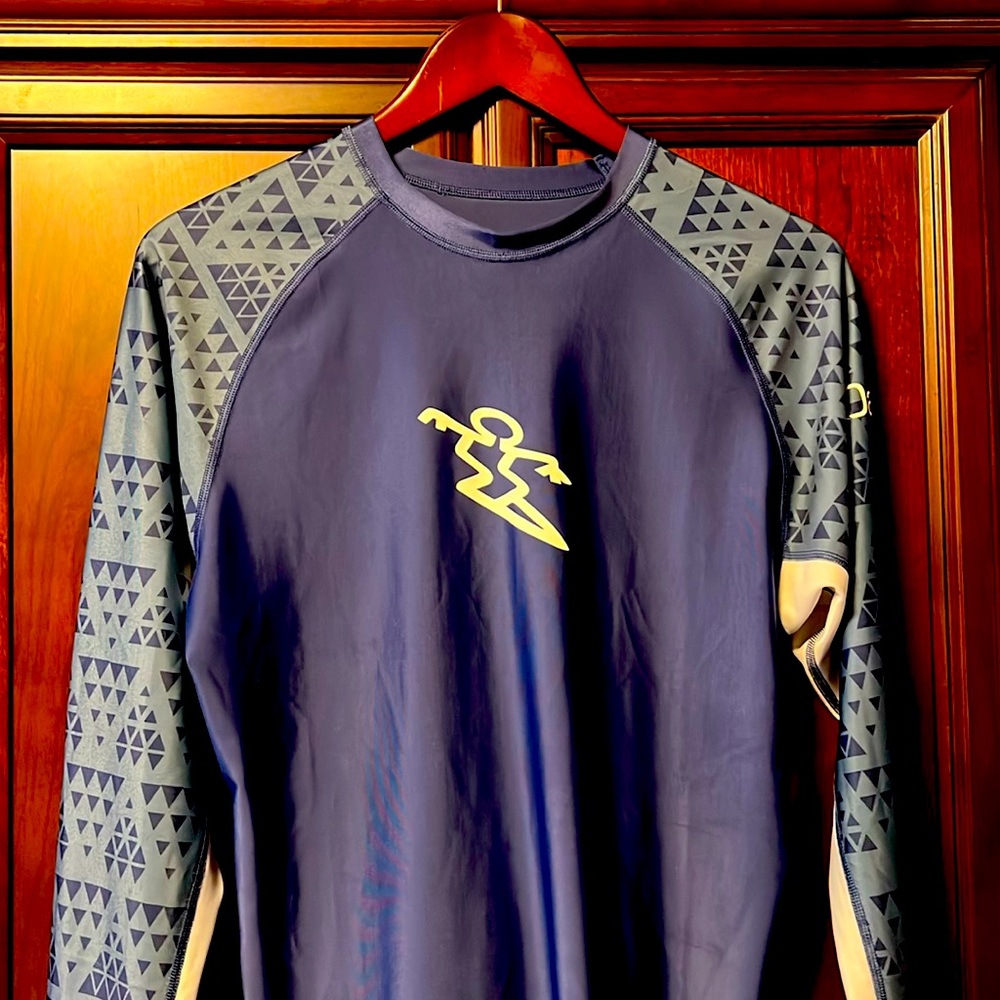 Like New Da Hui Cove Blue LS Rashguard was born in Hawaii by a group of surfer!